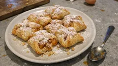 Albicocche in pasta sfoglia con amaretto: fagottini croccanti in 10 minuti