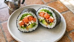 Sushi burrito al salmone: il metodo semplice per farlo compatto, cremoso e facile da tagliare