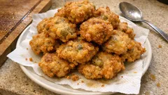 Frittelle salate tonno e olive: morbide dentro, dorate fuori, pronte in pochi minuti